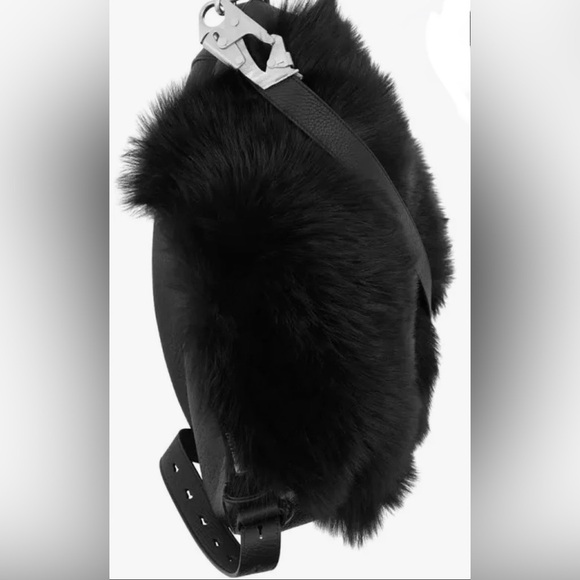 SOLD
BURBERRY Large Black leather/Fur Shoulder bag silver hardware - Picture 6 of 14